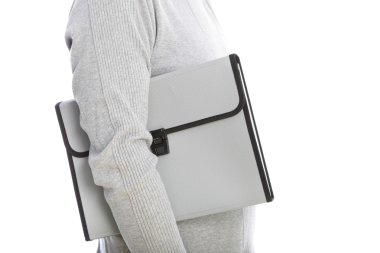 Beyaz bir çanta taşıyan adam