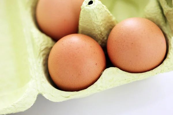 Frische braune Eier im Karton — Stockfoto