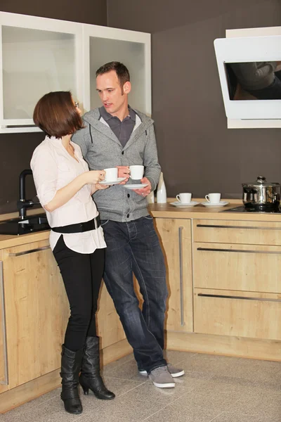 Jovem casal desfrutando de café — Fotografia de Stock