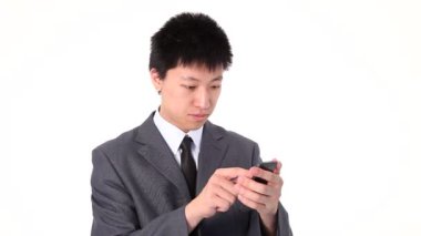 Asyalı genç işadamı bir akıllı telefon kullanma