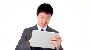 Asyalı genç işadamı tablet kullanma