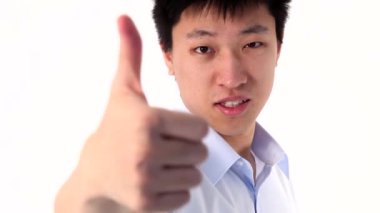 Asyalı genç adam thumb gösterilen