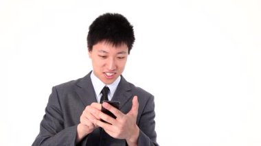 Asyalı genç işadamı bir akıllı telefon mutlu konuşmak