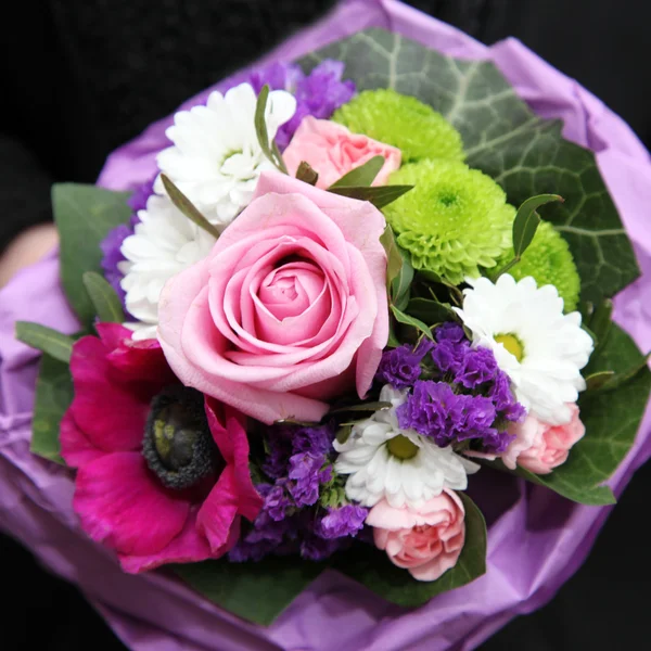 Bunter Strauß gemischter Blumen — Stockfoto