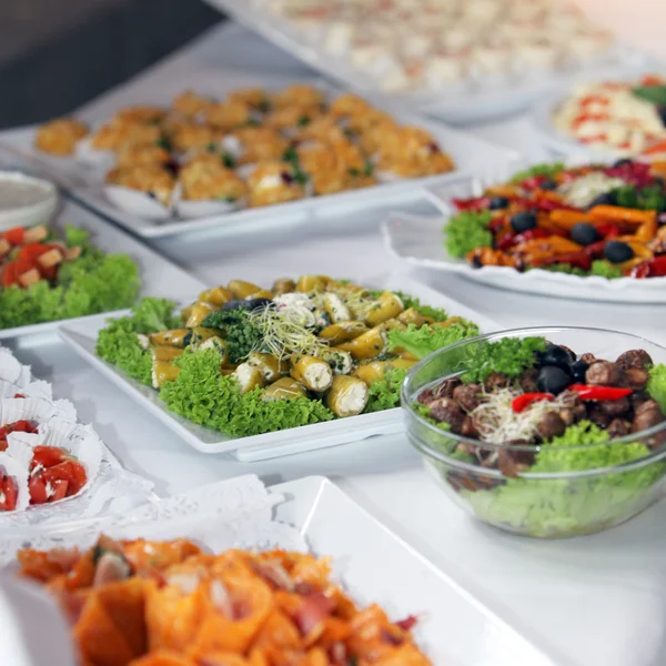 Variedade de verduras frias em um buffet — Fotografia de Stock