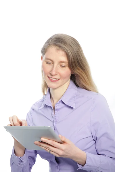 Vrouw van middelbare leeftijd die een tablet gebruikt — Stockfoto