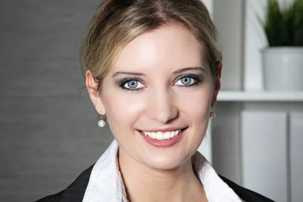 Retrato de una mujer de negocios sonriente — Foto de Stock