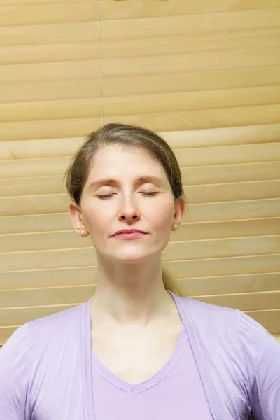 Kobieta medytacji z zamkniętymi oczami — Zdjęcie stockowe