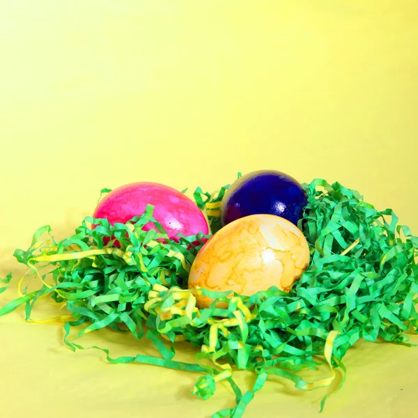 Ovos de Páscoa coloridos na palha — Fotografia de Stock