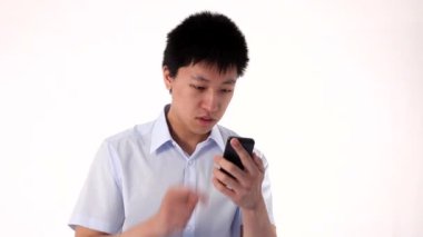 Genç Asyalı adam konuşmak Smartphone