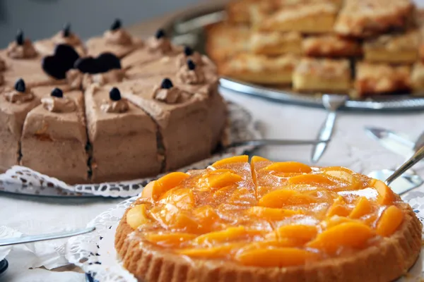 Dessertbuffet bei einem Hochzeitsempfang — Stockfoto