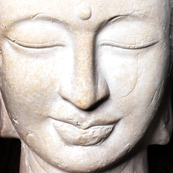 Rostro sereno de una piedra de Buda — Stockfoto