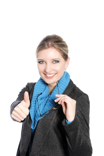 Mujer en traje de invierno dando un pulgar hacia arriba — Foto de Stock