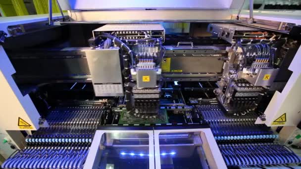 Vista interior de un dispositivo electrónico placas de circuito de bulding — Vídeo de stock