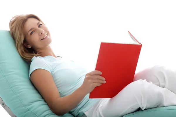 Vrouw ontspannen een boek lezen — Stockfoto