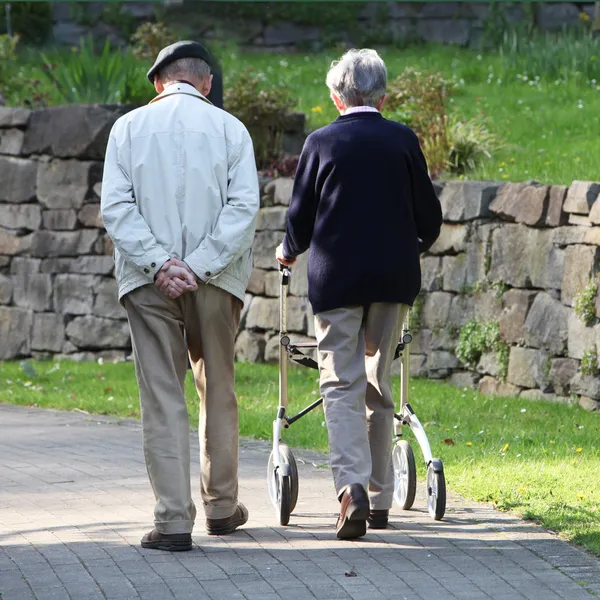 Pareja caminando —  Fotos de Stock