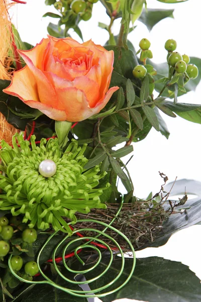 Bloemen in een creatieve bruiloft display — Stockfoto