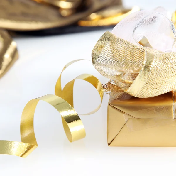 Красивый золотой завернутый подарок и крученая лента — стоковое фото