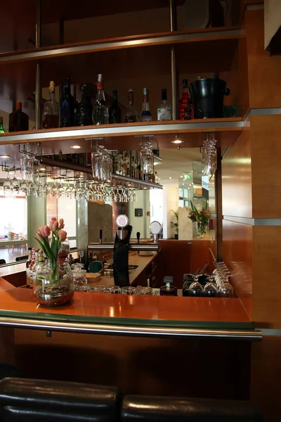 Balcão de bar de luxo desertado — Fotografia de Stock