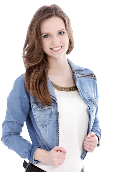 Femme adolescente souriante dans une veste en denim — Photo