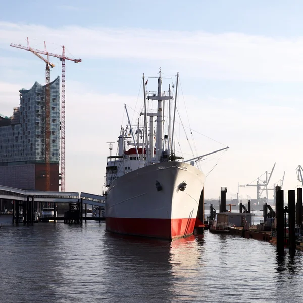 Ship docked alongside a jetty — Stockfoto