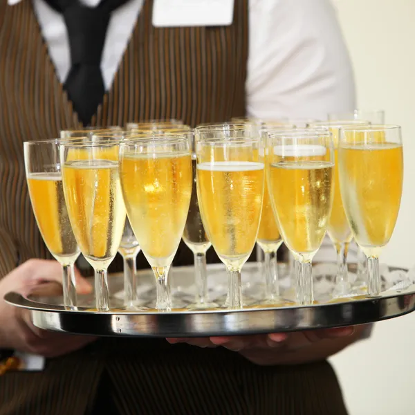 Kellner mit einem Tablett Champagner — Stockfoto