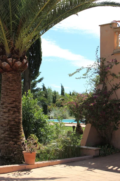 Vista parcial de casa com piscina — Fotografia de Stock