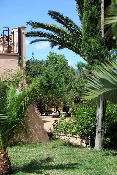 Balkon en uitzicht op de tuin — Stockfoto