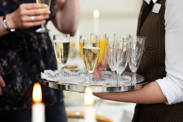 Kellner serviert Champagner und Orangensaft — Stockfoto