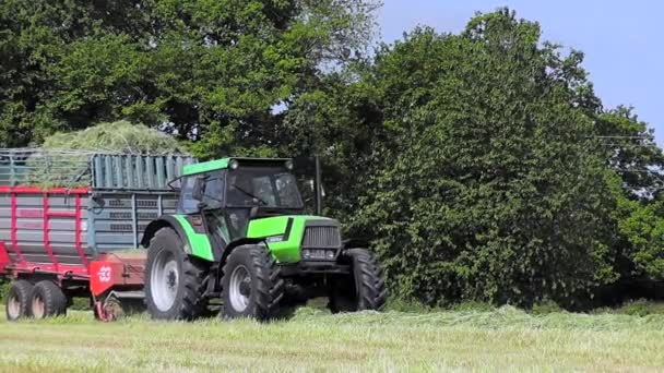 Nahaufnahme eines Traktors bei der Heuernte — Stockvideo