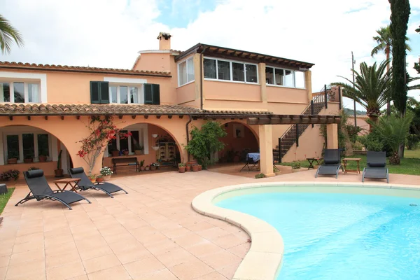 Luxury house with swimming pool — Stock Photo, Image