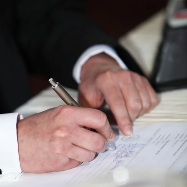Man completeing a questionnaire — Stock Photo, Image