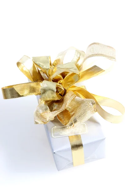 Süslü altın fiyonklu hediye paketi — Stok fotoğraf