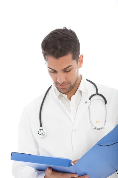 Médico masculino lendo um prontuário de pacientes — Fotografia de Stock