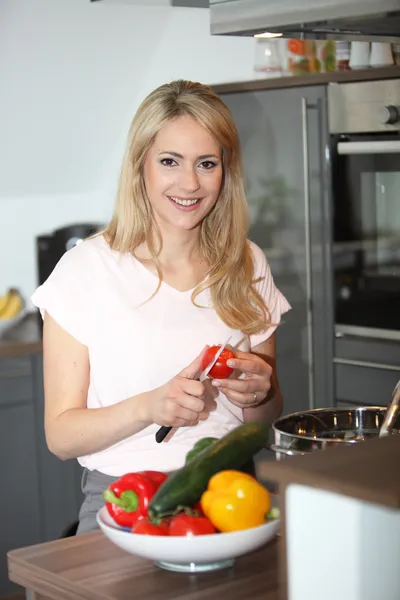 Leende hemmafru förbereda en måltid — Stockfoto