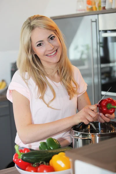 Mujer sonriente preparando una comida —  Fotos de Stock