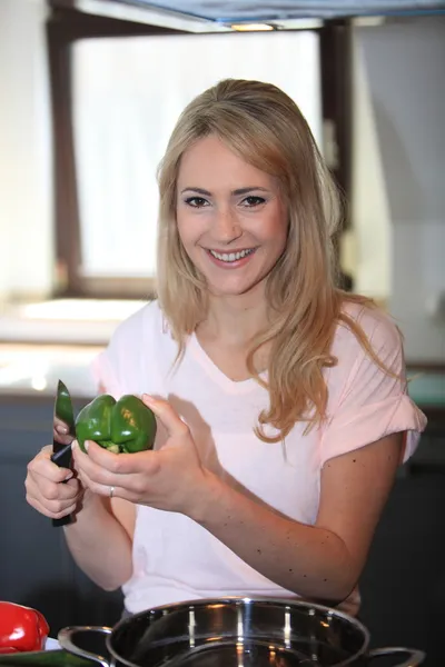 Jeune femme préparant des légumes — Photo