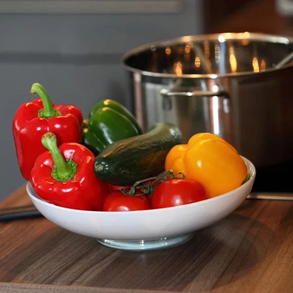 Bowl of colourful fresh vegetables — Stock Photo, Image