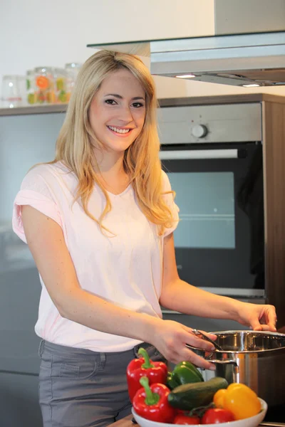 Jolie femme blonde préparant un repas — Photo