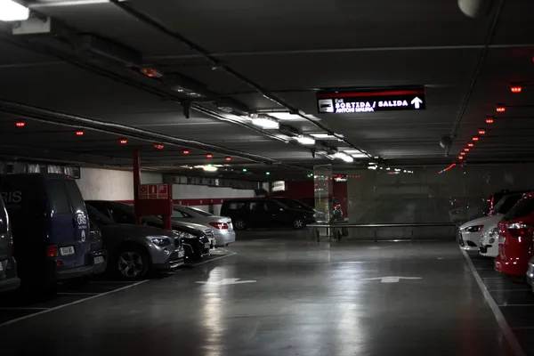 覆われた車の駐車場のインテリア — ストック写真