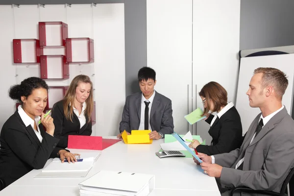 Equipo empresarial joven teniendo una reunión — Foto de Stock