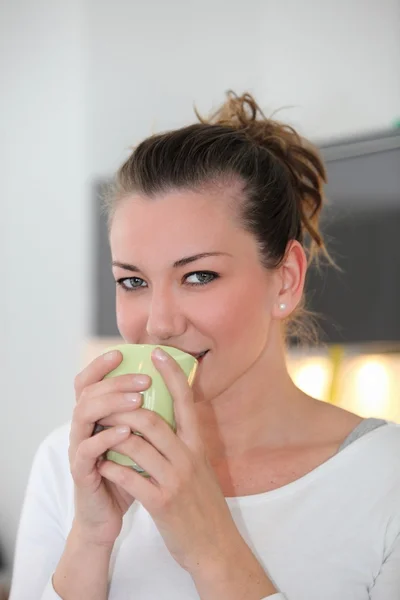 Portret van een vrouw die koffie drinkt — Stockfoto