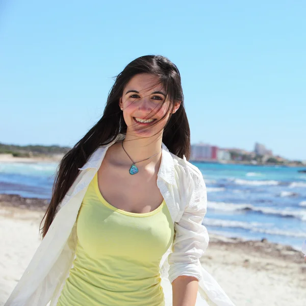 Schöne Frau an einem tropischen Strand — Stockfoto