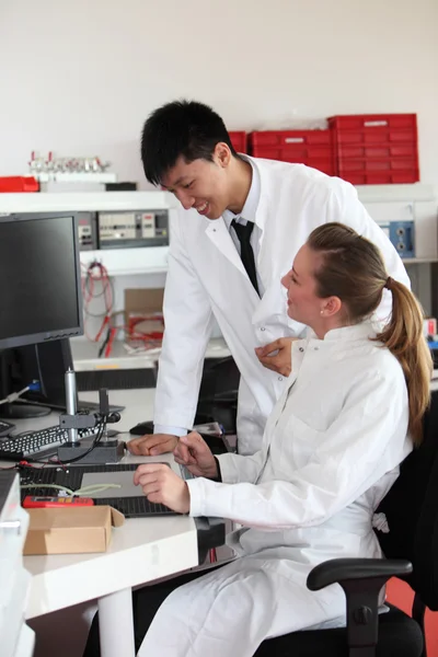 Dos técnicos de laboratorio discutiendo su trabajo — Foto de Stock