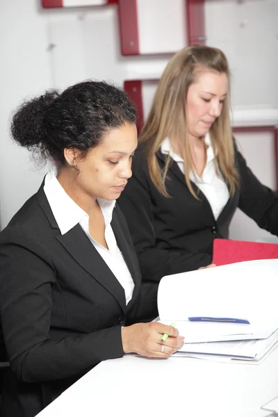 Deux femmes d'affaires — Photo