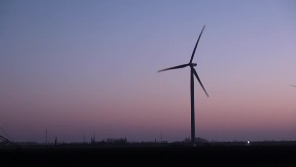 Milieuvriendelijke windmolen — Stockvideo