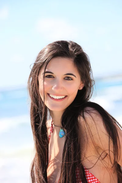 Mulher bonita desfrutando do sol de verão — Fotografia de Stock