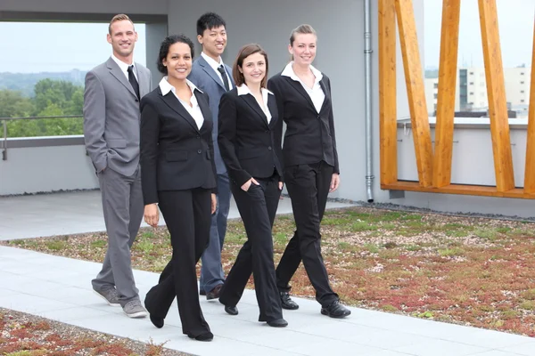 Snygga unga business team promenader tillsammans — Stockfoto