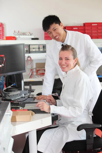 Dois técnicos no trabalho em um laboratório — Fotografia de Stock