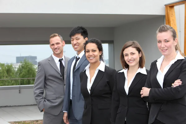 Vertrouwen zakelijke team samen permanent buitenshuis — Stockfoto